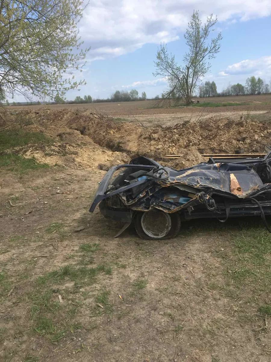 Знищений автомобіль біля траншеї