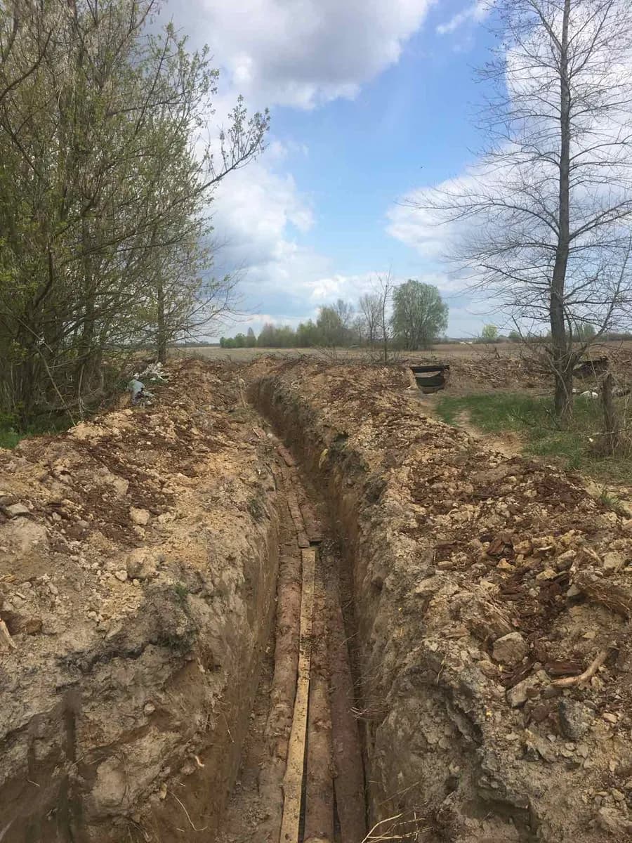 Козаровичі: траншея на полі за селом