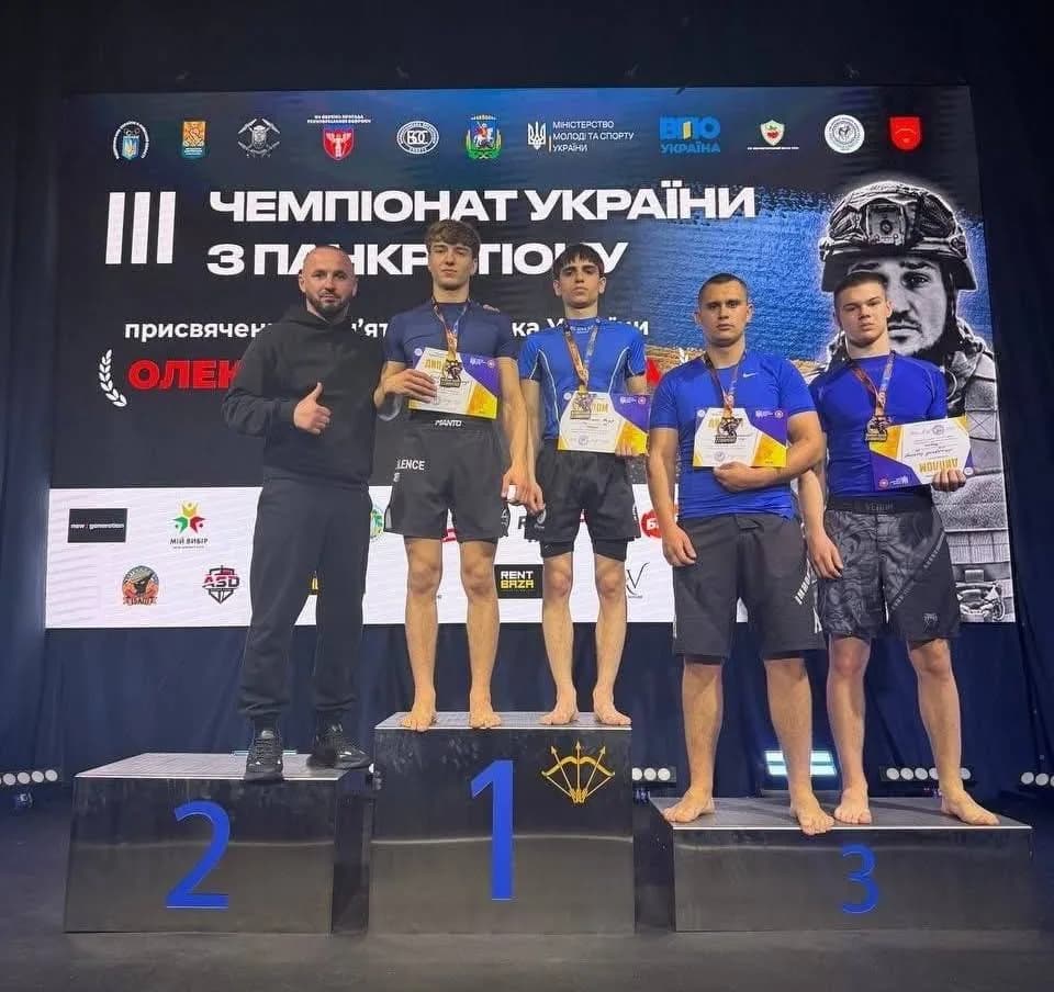 Олександр Мещеряков на п'єдесталі ІІІ Чемпіонату України з панкратіону, присвяченого пам'яті захисника України.