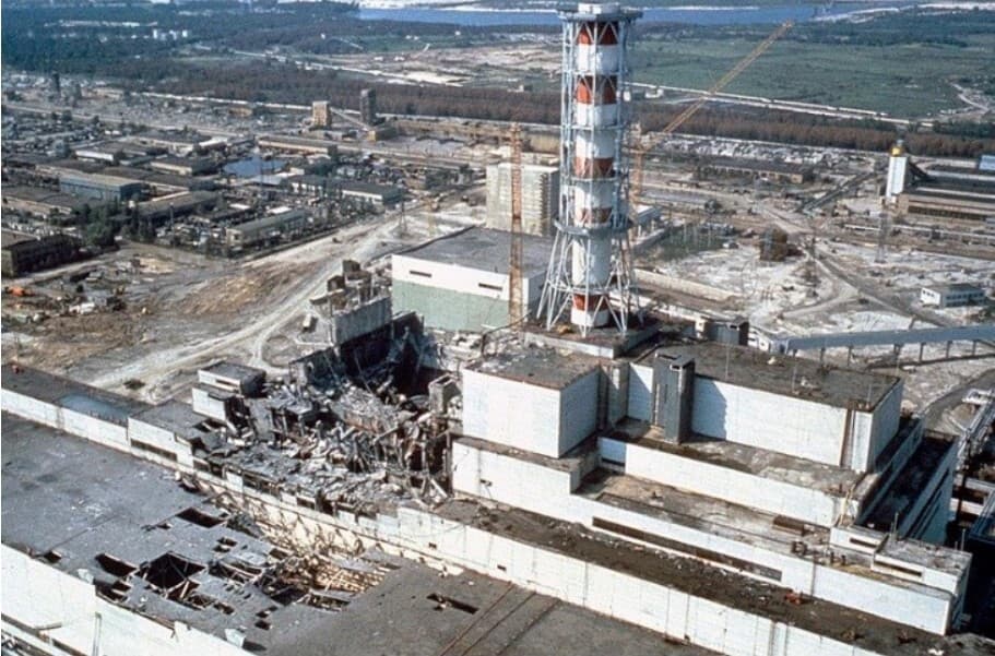 Зруйнований четвертий енергоблок Чорнобильської АЕС після вибуху, 1986 рік.