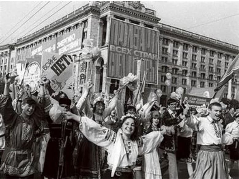 Першотравнева демонстрація у Києві під радіоактивною хмарою, 1 травня 1986 року.