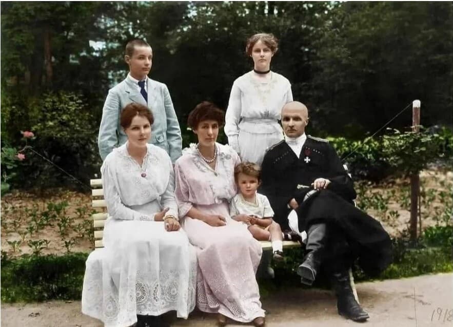 Павло Скоропадський разом із сім'єю, 1918 рік. Зліва направо: Данило, Марія, Єлизавета, дружина Олександра і Павло (помер влітку 1918 р.).