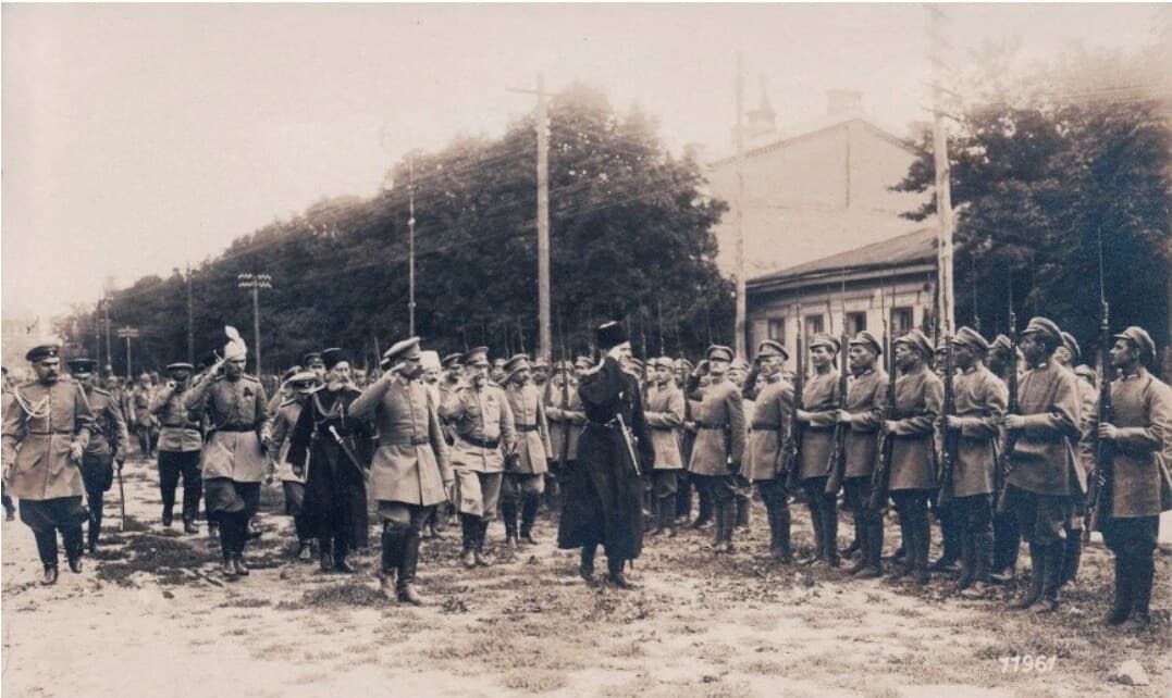 Павло Скоропадський оглядає військо. Київ, 1918 рік.